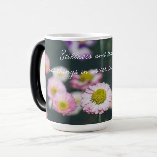 Roze madeliefjes en slipjes in de groene tuin magische mok (Voorkant links)