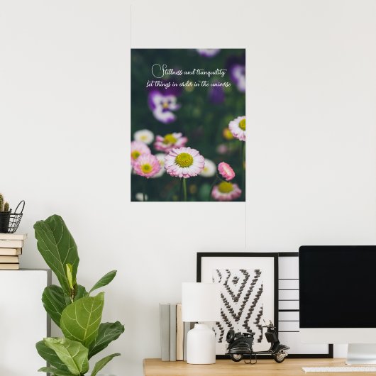 Roze madeliefjes en slipjes in de groene tuin poster (Thuiskantoor)