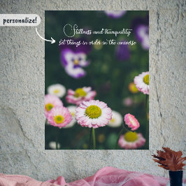 Roze madeliefjes en slipjes in de groene tuin poster