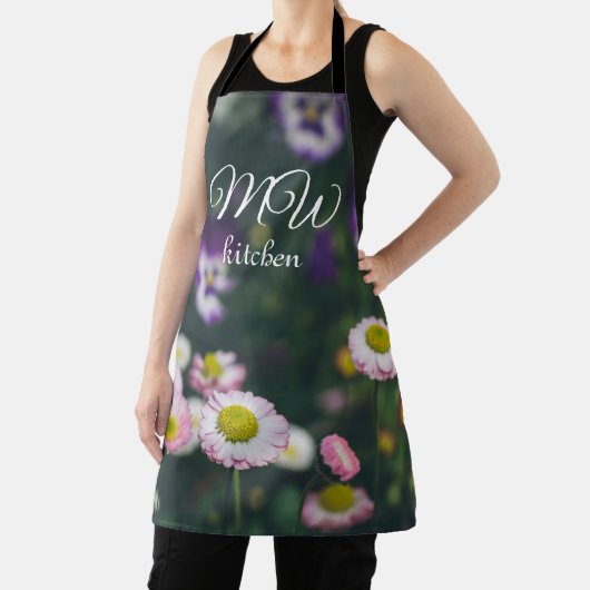 Roze madeliefjes en slipjes in de groene tuin schort (Insitu)