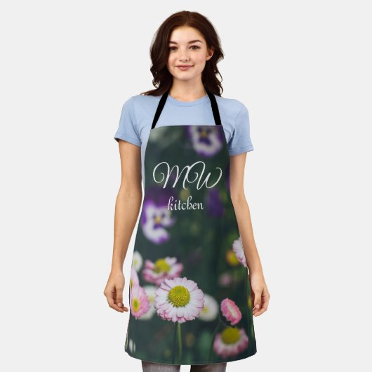 Roze madeliefjes en slipjes in de groene tuin schort (Gedragen)