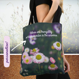 Roze madeliefjes en slipjes in de groene tuin tote bag
