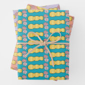 Roze madeliefjes in een vaas verpakken papier plat inpakpapier vel (In situ)