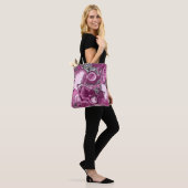 Roze, magenta en zwart-witvormig kunstkleurmateria tote bag (Op model)