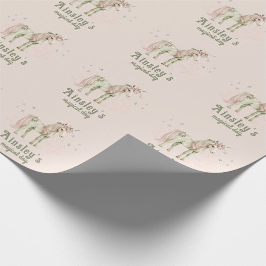 Roze magische eenhoorn gepersonaliseerde verjaarda cadeaupapier (Hoek)
