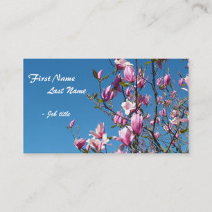 Roze magnolia bloemen in de lente onder een blauwe visitekaartje