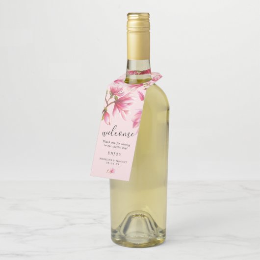 Roze Magnolia Bloemen Monogram Huwelijksgunst Flessenhanger (Schuin)