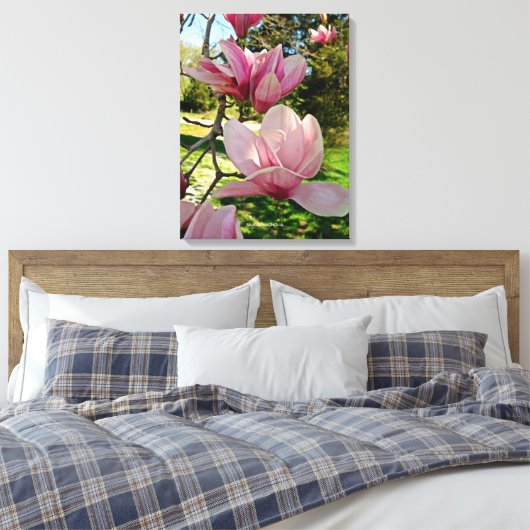  Roze Magnolia Bloemen Stretched Canvas Print (Insitu (Slaapkamer))