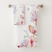 Roze magnolia bloemen, wit naamscript bad handdoek (Insitu)
