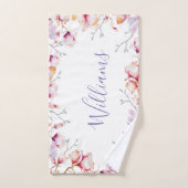 Roze magnolia bloemen, wit naamscript bad handdoek (Handdoek)