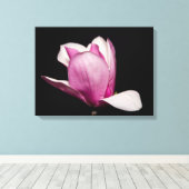 Roze Magnolia Bloom Zwarte Achtergrond Canvas Afdruk (Insitu (Houten vloer))