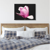 Roze Magnolia Bloom Zwarte Achtergrond Canvas Afdruk (Insitu (Slaapkamer))