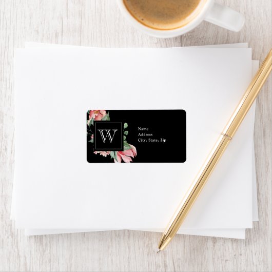 Roze Magnolia Monogram op Black Weddenschap Etiket (Insitu)