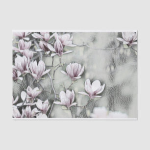 Roze magnolia tak die grijze zwarte achtergrond te tissuepapier