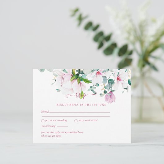 Roze Magnolias Sage Eucalyptus Wedding rsvp Briefkaart (Staand voorkant)