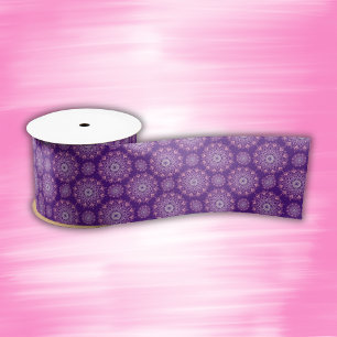 roze mandala op paarse satijnen lint