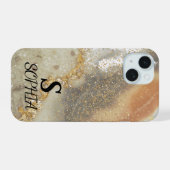 Roze marmer chique gouden glitters monogram iPhone 15 case (Achterkant horizontaal)