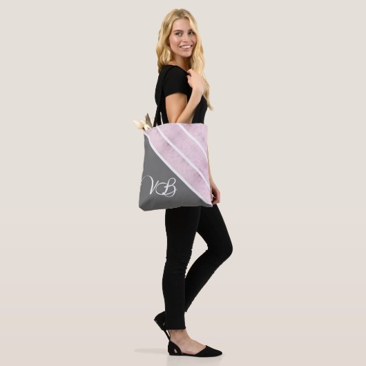 Roze marmer en grijs tote bag (Op model)