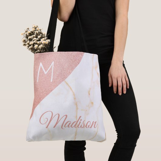 Roze Marmer Glitter Trendy Initiële Naam Monogram Tote Bag (Dichtbij)