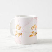 Roze marmeren bedrijfslogo koffiemok (Voorkant links)