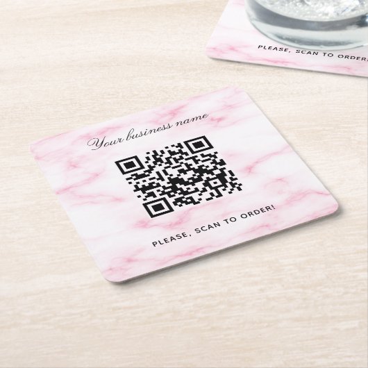 Roze marmeren bedrijfsnaam qr-code kartonnen onderzetters (Schuin)