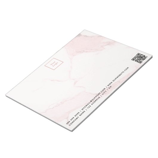 Roze marmeren QR-code zakelijk logo Notitieblok (Schuin)