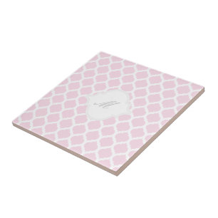 Roze Marokkaans patroonpatroon met Monogram Tile T Tegeltje