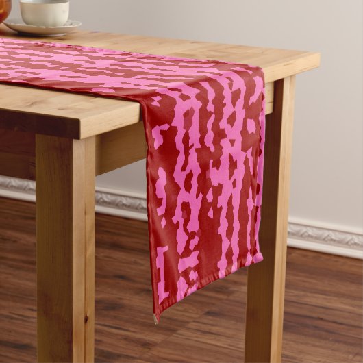 Roze Maroon Rood Onregelmatig Abstract Ontwerp Korte Tafelloper (Voorbeeld)