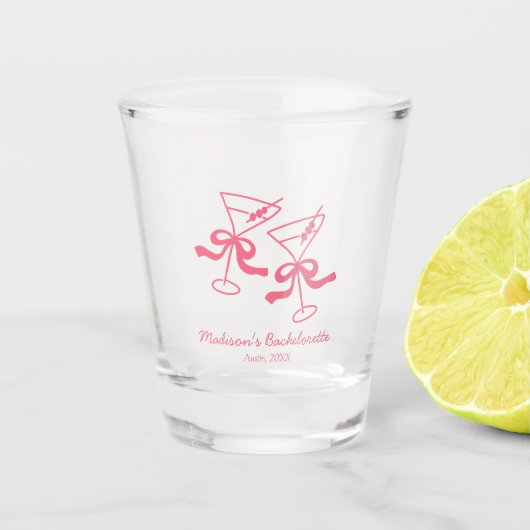 Roze Martini Coquette Bachelorette Party Favor Shot Glas (Voorkant)