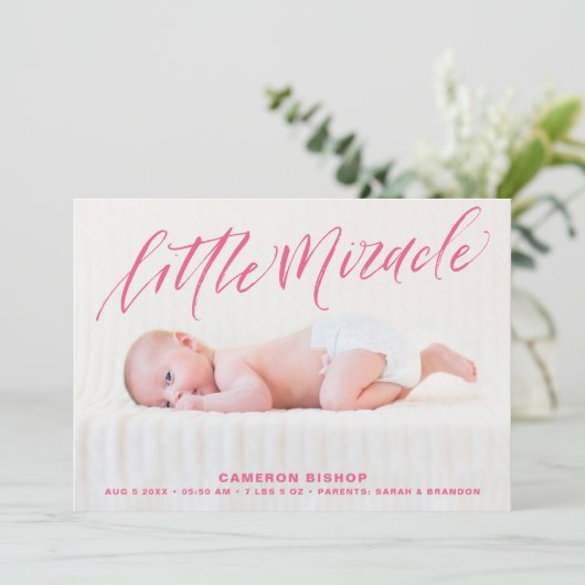 Roze mededeling van de geboorte van de hand van de aankondiging (Staand voorkant)