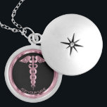 Roze medisch symbool Caduceus - Persoonlijke vergr Locket Ketting<br><div class="desc">Speciaal verpleegkundige / Doctor Medical Symbool Caduceus Roze Ketting, klaar voor u om zich aan te passen. ✔ Opmerking: niet alle sjabloon gebieden hoeven te worden gewijzigd. 📌 Als u verdere aanpassing nodig hebt, klikt u op de knop "Klik om verder aan te passen" of "Ontwerp aanpassen of bewerken" en...</div>