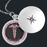 Roze medisch symbool Caduceus - Persoonlijke vergr Locket Ketting<br><div class="desc">Speciaal verpleegkundige / Doctor Medical Symbool Caduceus Roze Ketting, klaar voor u om zich aan te passen. ✔ Opmerking: niet alle sjabloon gebieden hoeven te worden gewijzigd. 📌 Als u verdere aanpassing nodig hebt, klikt u op de knop "Klik om verder aan te passen" of "Ontwerp aanpassen of bewerken" en...</div>