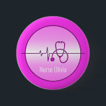 Roze medische stethoscoop hartslag ronde button 5,7 cm<br><div class="desc">Een roze knop met een aangepaste naam met een stethoscoop en hartslag die perfect is voor degenen die in de medische sector werken,  zoals verpleegkundigen en artsen.</div>