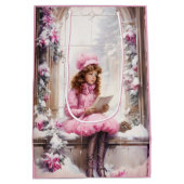 Roze  meisje lezen in een boek Kerst Medium Cadeauzakje (Achterkant)