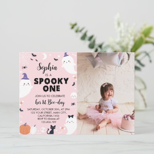 Roze Meisje Spooky Een Geest 1e Verjaardag Uitnodi Kaart (Staand voorkant)