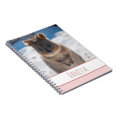 Roze Meisjes Eigen naam Quokka op strand Notitieboek (Rechterzijde)
