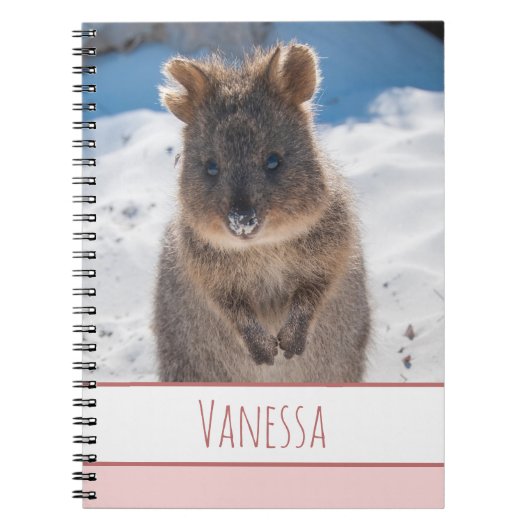 Roze Meisjes Eigen naam Quokka op strand Notitieboek (Voorkant)