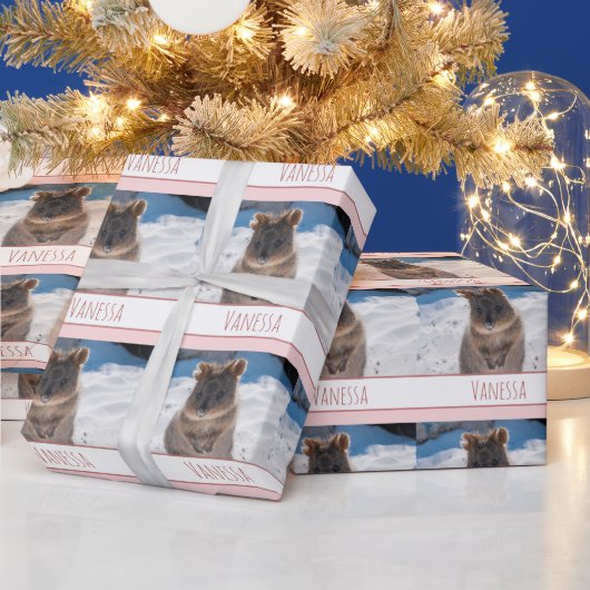 Roze Meisjes Gepersonaliseerde Quokka op het stran Cadeaupapier (Feestdagen)