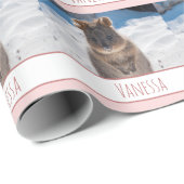 Roze Meisjes Gepersonaliseerde Quokka op het stran Cadeaupapier (Rol Hoek)