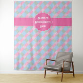 Roze meisjesachtige gingham geruite vrijgezellenfe wandkleed (In situ)