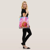 Roze melkbloem en tas van de polkadot (Op model)
