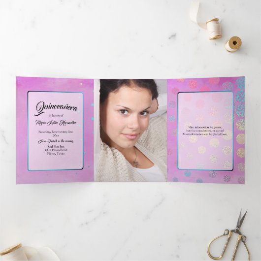 Roze met Confetti en aangepaste foto Quinceañera Drieluik Uitnodiging (Binnen)