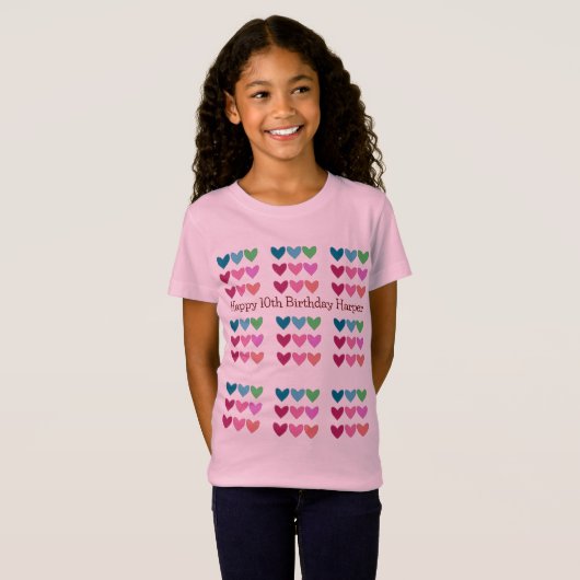  roze met hartjes kleurrijke verjaardagsmeisjes t-shirt (Voorkant volledig)