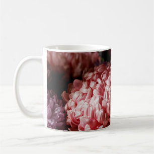 Roze met paarse paasbloemen in licht koffiemok