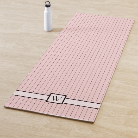 Roze met zwarte Pinstripes Yoga Mat (In situ)