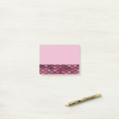 Roze metalen schalen textuur post-it® notes (Op bureau)