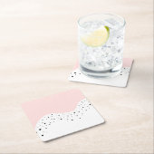 Roze minimale vormgeving met stippen kartonnen onderzetters (Insitu)