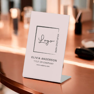 Roze minimalistische Business Logo Professional Mo Reclamebord Met Voetstuk