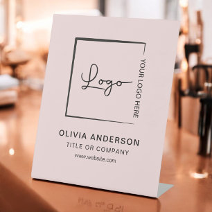 Roze minimalistische Business Logo Professional Mo Reclamebord Met Voetstuk