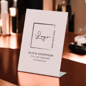 Roze minimalistische Business Logo Professional Mo Reclamebord Met Voetstuk